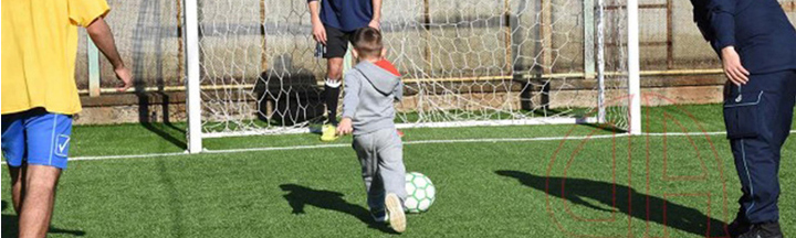 bambino gioca a calcio con papà