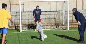 Papà e bambini in campo durante la seconda edizione de La partita con papà, a Catania.